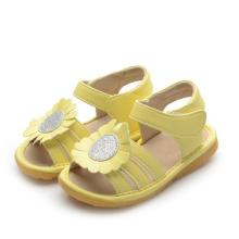 Gelbe Baby-Sandalen mit großer Sonnenblume